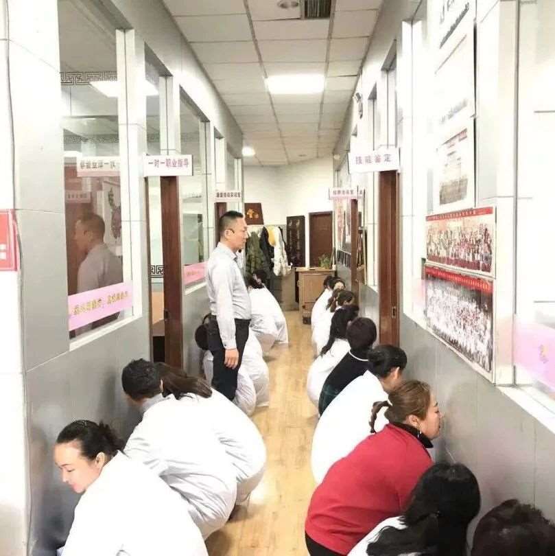 【无极养生●蹲墙功】